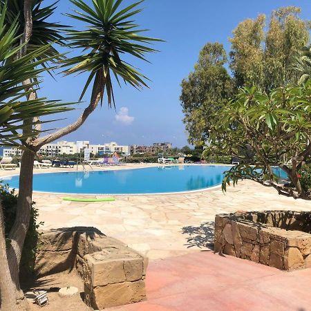 Kings Palace - Fabulous Pool-Side 2 Bed Apartment 파포스 외부 사진