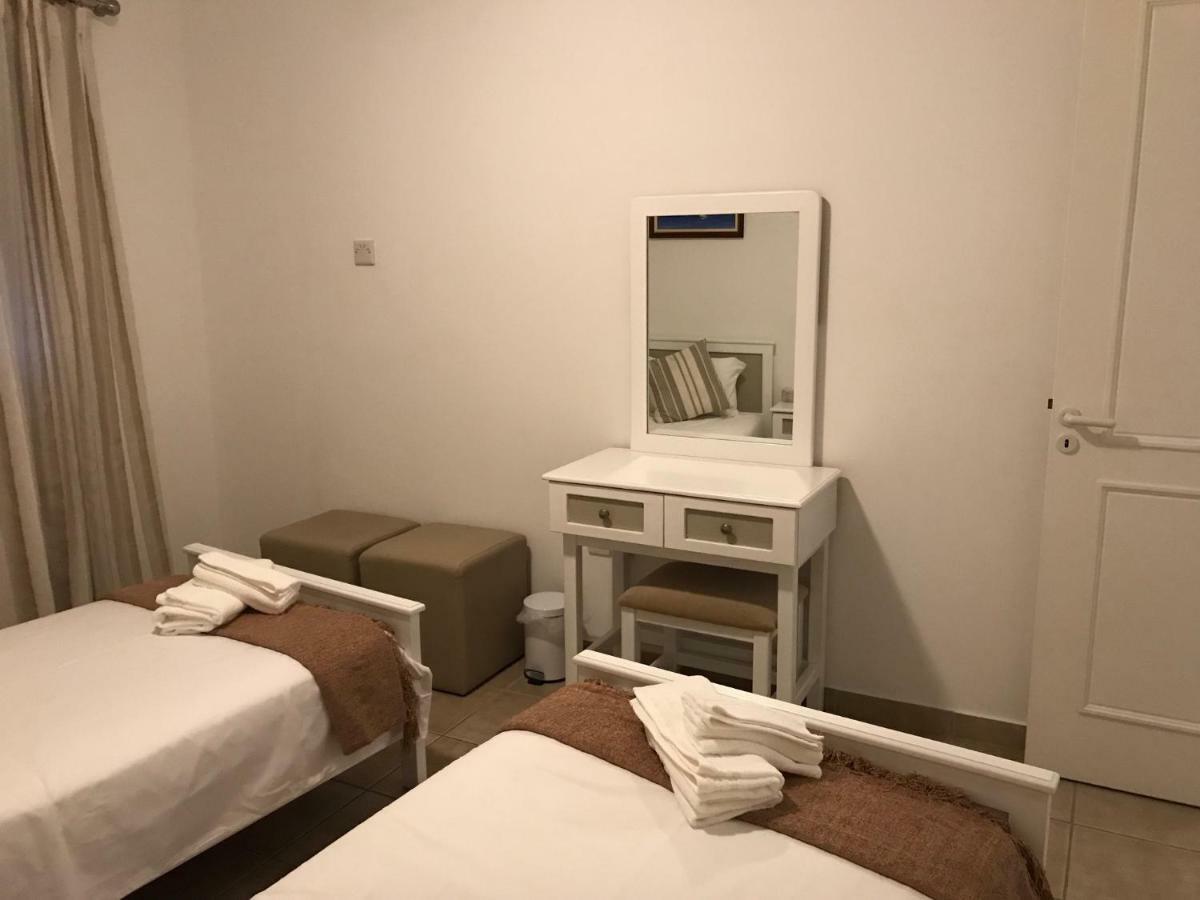 Kings Palace - Fabulous Pool-Side 2 Bed Apartment 파포스 외부 사진