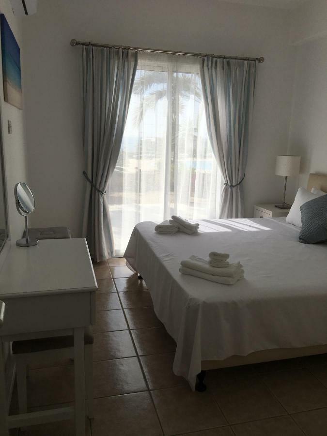 Kings Palace - Fabulous Pool-Side 2 Bed Apartment 파포스 외부 사진