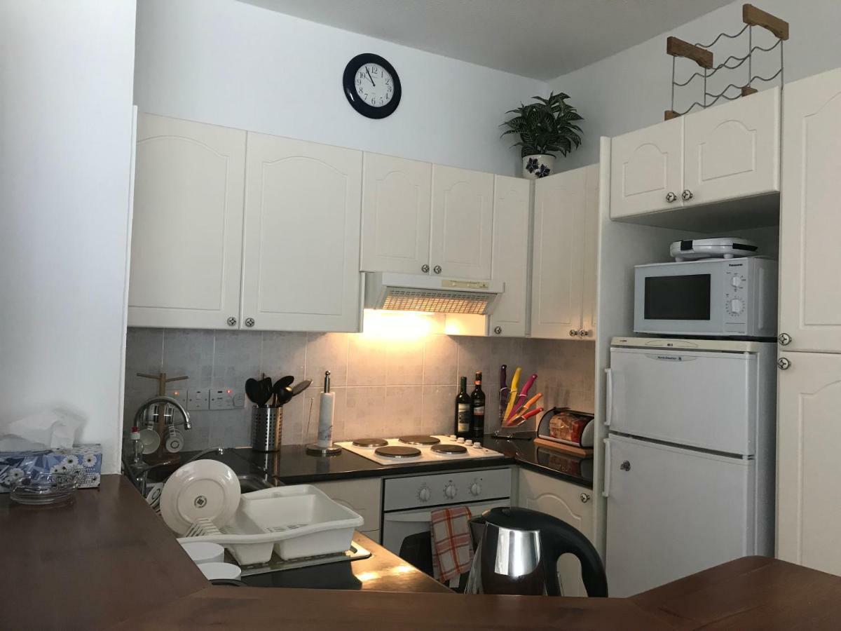 Kings Palace - Fabulous Pool-Side 2 Bed Apartment 파포스 외부 사진