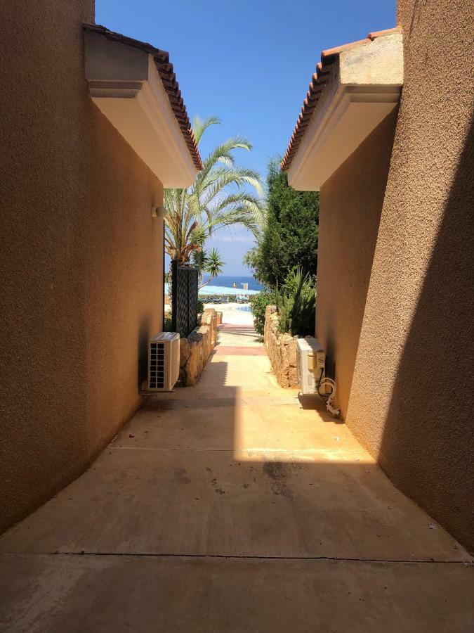 Kings Palace - Fabulous Pool-Side 2 Bed Apartment 파포스 외부 사진